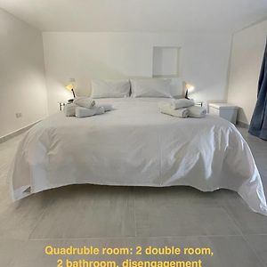 Camera quadrupla